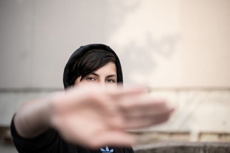 Autosabotaż uchodzi za słabość charakteru albo przysłowiowe „robienie sobie pod górkę”. Tymczasem coraz więcej badań wskazuje, że to nie fanaberia, lecz stary jak gatunek ludzki mechanizm przetrwania. Nasz mózg woli przewidzieć zagrożenie, nawet takie, którego nie ma niż zaufać niepewności. I właśnie dlatego często działamy na własną niekorzyść.