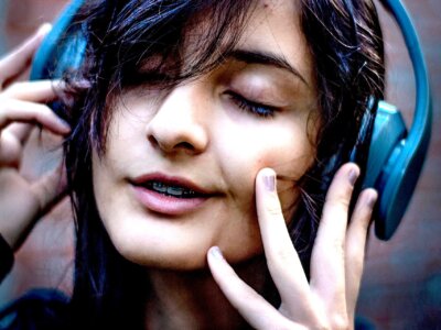 Słuchawki AI pomogą rozwiązać problem z niedosłuchem