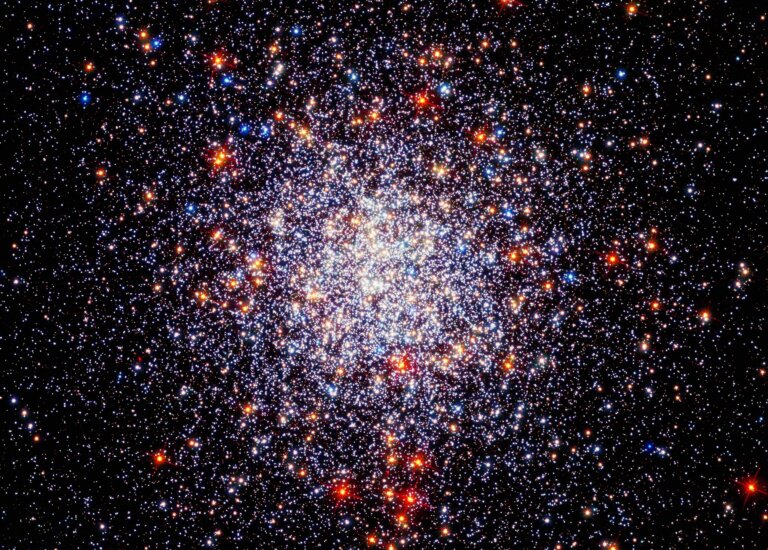 Astronomowie uchwycili gromadę kulistą w gwiazdozbiorze Zegara