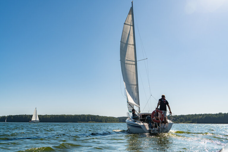 Nauka żeglowania – jak prawidłowo poruszać się po jeziorach?