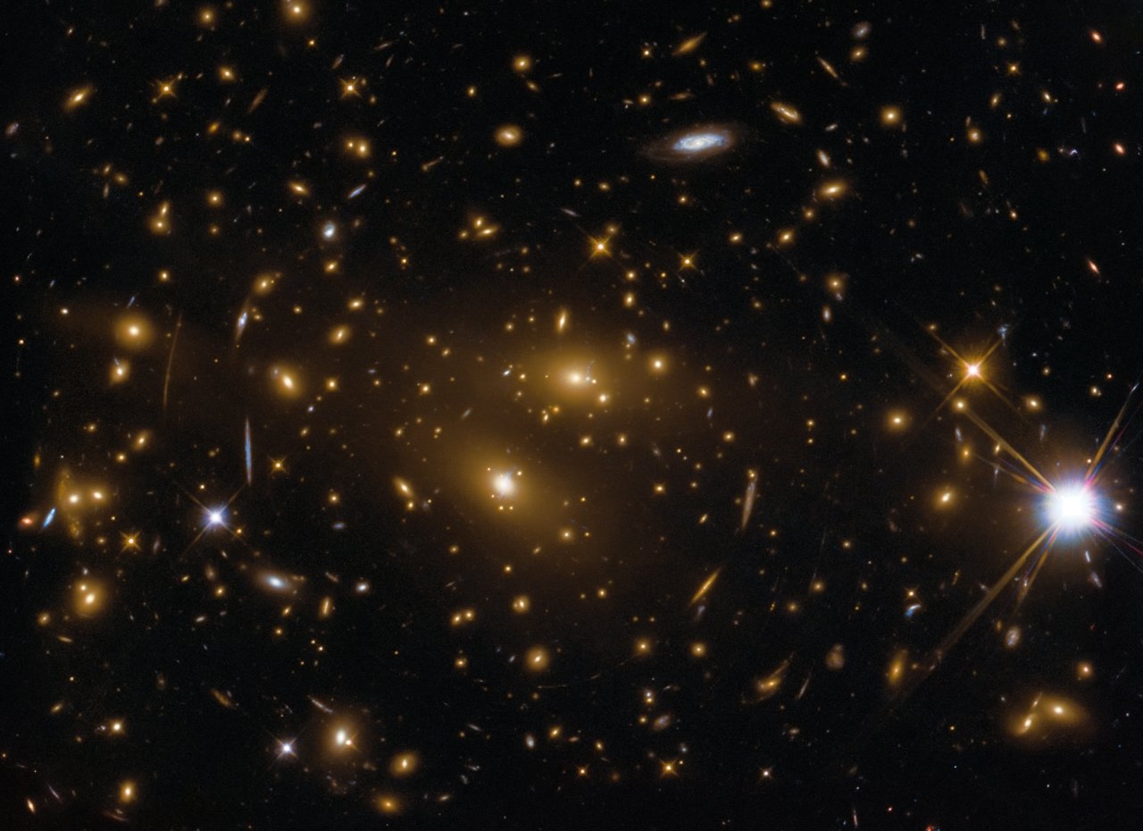 Astronomowie uchwycili gromadę galaktyk w gwiazdozbiorze Panny