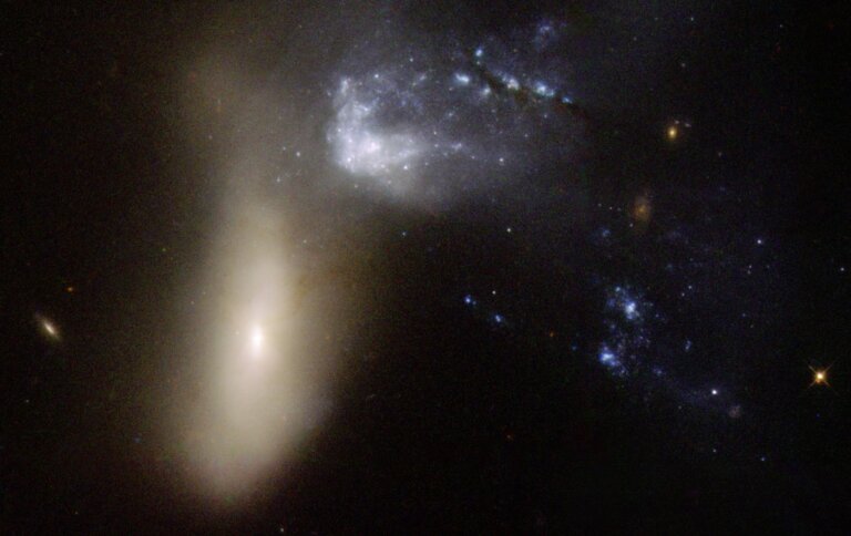 Astronomowie uchwycili parę zderzających się galaktyk w gwiazdozbiorze Feniksa