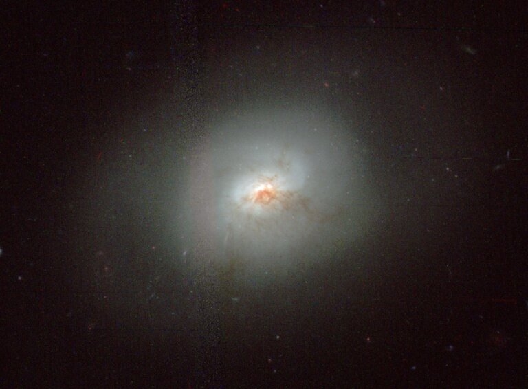 Teleskop Hubble’a wykonał obserwacje galaktyki soczewkowatej w gwiazdozbiorze Erydanu