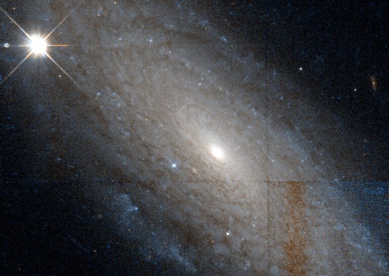 Astronomowie uchwycili galaktykę spiralną z poprzeczką należącą do gromady w Erydanie