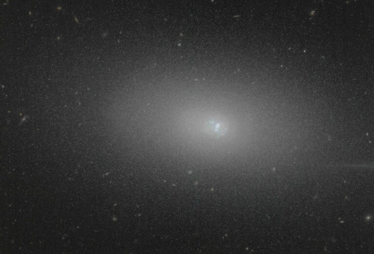 Teleskop Hubble’a wykonał obserwacje galaktyki eliptycznej w gwiazdozbiorze Wieloryba