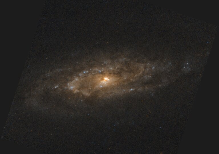 Teleskop Hubble’a wykonał obserwacje galaktyki spiralnej w gwiazdozbiorze Ryb