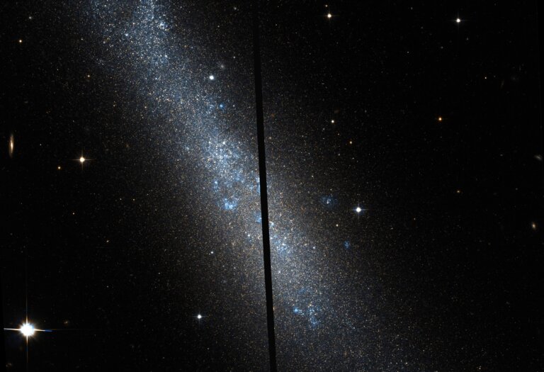 Teleskop Hubble’a wykonał obserwacje galaktyki spiralnej z poprzeczką w gwiazdozbiorze Trójkąta