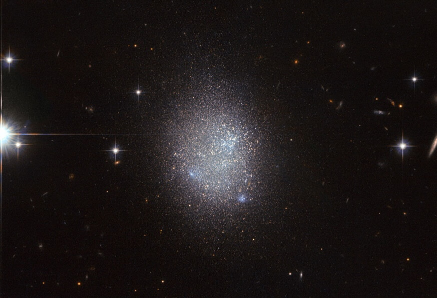 Astronomowie uchwycili niebieską zwartą galaktykę karłowatą w gwiazdozbiorze Smoka