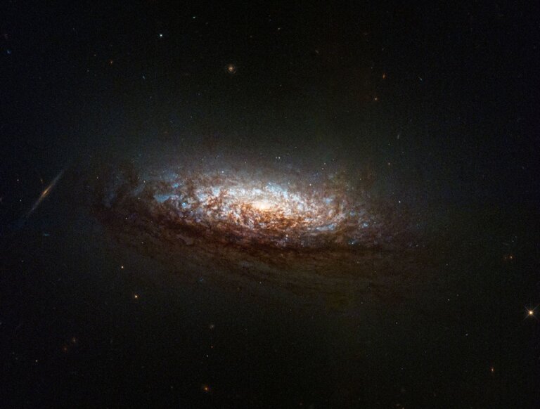 Astronomowie uchwycili galaktykę spiralną należącą do grupy galaktyk w Złotej Rybie