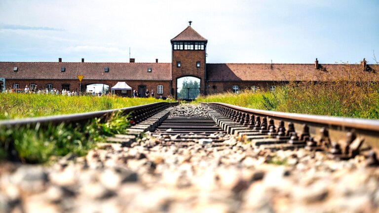 Spektakle teatralne, warsztaty oraz pokazy multimedialne złożą się na program XVI Dni Pamięci o ofiarach Holokaustu, które odbędą się w Łodzi od 21 do 27 stycznia. Cykl wydarzeń kulturalnych i edukacyjnych związany jest z obchodzonym 27 stycznia Międzynarodowym Dniem Pamięci o Ofiarach Holokaustu.