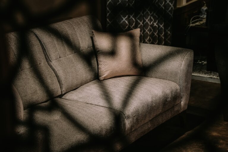 Jak wybrać fotel wypoczynkowy do salonu?