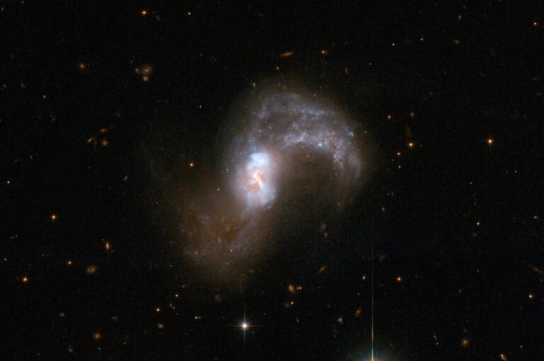 Teleskop Hubble’a wykonał obserwacje pary zderzających się galaktyk w gwiazdozbiorze Pompy