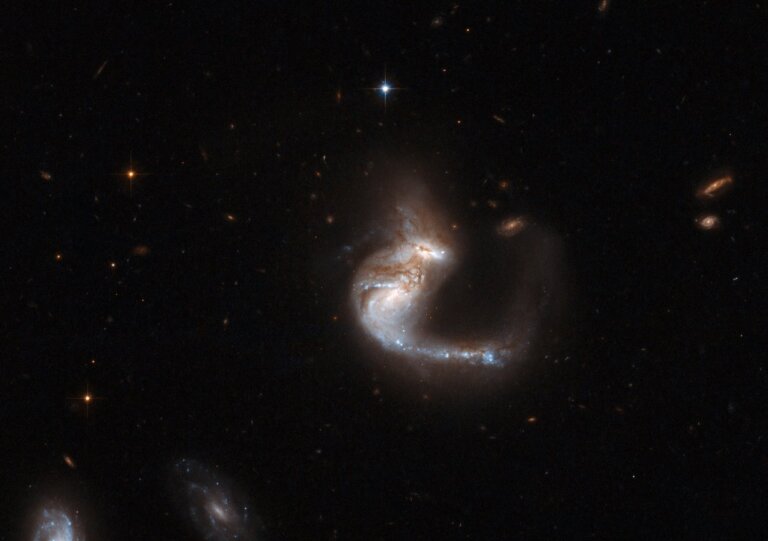 Teleskop Hubble’a wykonał obserwacje pary zderzających się galaktyk w gwiazdozbiorze Rysia