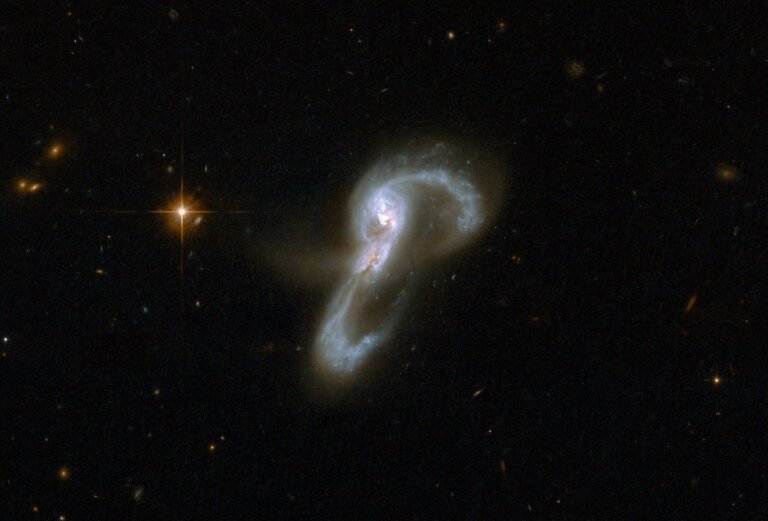 Teleskop Hubble’a wykonał obserwacje pary zderzających się galaktyk w gwiazdozbiorze Wolarza