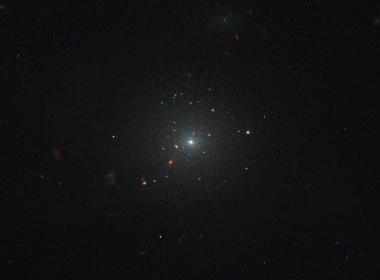 Teleskop Hubble’a wykonał obserwacje galaktyki eliptycznej w gwiazdozbiorze Panny