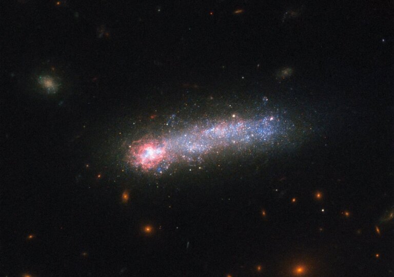 Teleskop Hubble’a wykonał obserwacje karłowatej galaktyki nieregularnej w gwiazdozbiorze Wielkiej Niedźwiedzicy