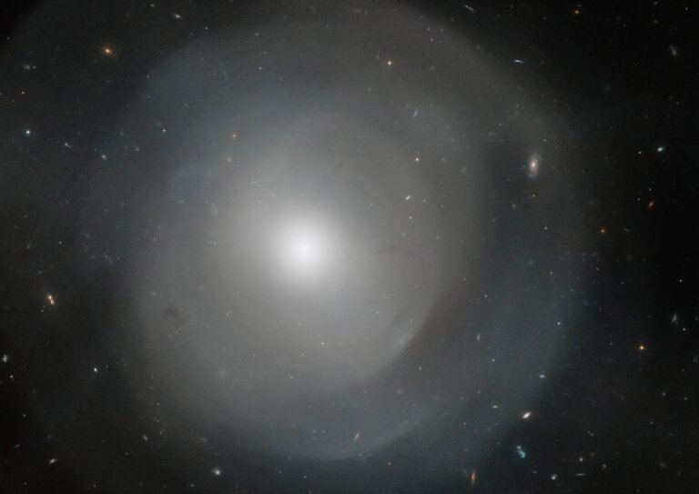 Teleskop Hubble’a wykonał obserwacje galaktyki soczewkowatej w gwiazdozbiorze Ryb