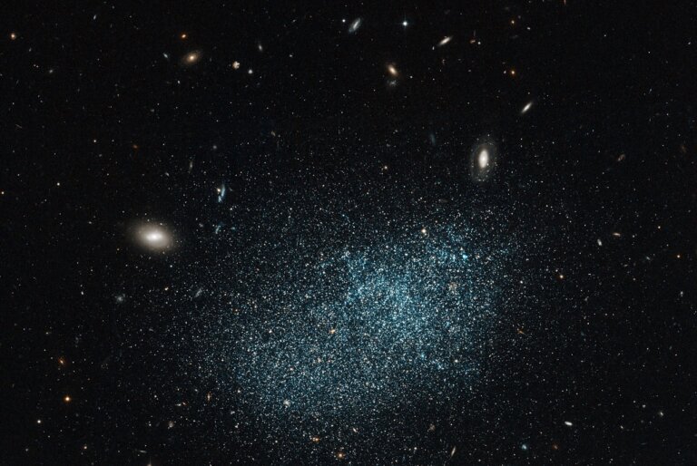 Astronomowie uchwycili karłowatą galaktykę nieregularną w gwiazdozbiorze Wolarza