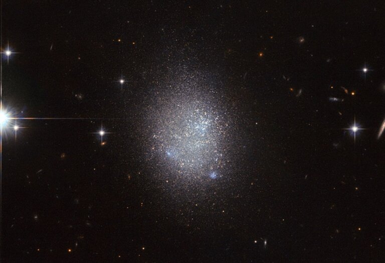 Astronomowie uchwycili niebieską zwartą galaktykę karłowatą w gwiazdozbiorze Smoka