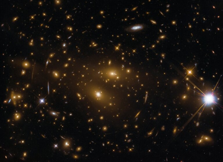 Astronomowie uchwycili gromadę galaktyk w gwiazdozbiorze Panny