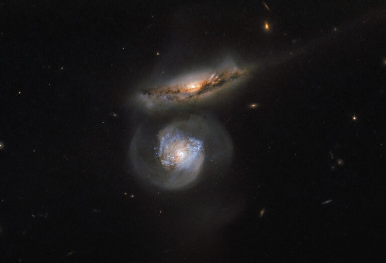 Astronomowie uchwycili parę zderzających się galaktyk w gwiazdozbiorze Panny