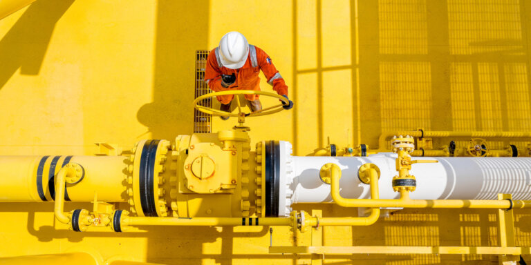 Ministrowie z państw członkowskich Unii Europejskiej ostatecznie zatwierdzili w poniedziałek 26 stycznia 2026 roku na posiedzeniu Rady UE zakaz importu rosyjskiego gazu, który ma wejść w życie w 2027 r. Odchodzimy od szkodliwego uzależnienia - powiedział Michael Damianos, minister energii, handlu i przemysłu Cypru.