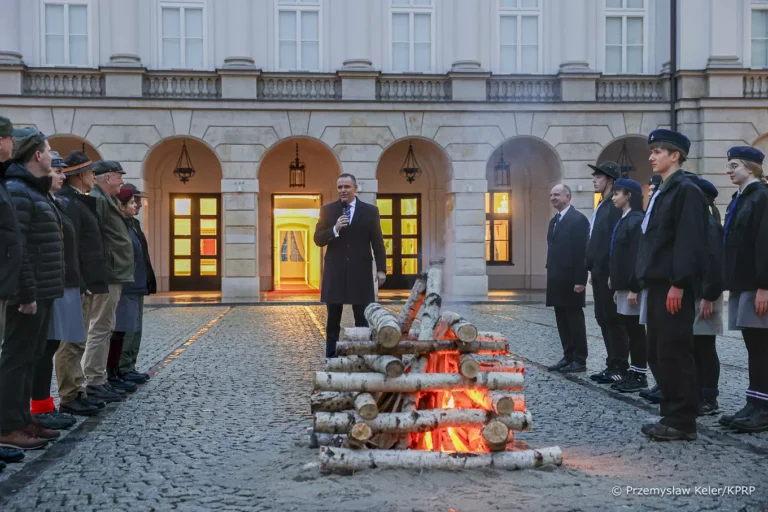 W przypadającym Dniu Myśli Braterskiej prezydent Karol Nawrocki objął honorowym protektoratem ruch harcerski w Polsce i poza granicami kraju. Harcerstwo wrośnięte jest wprost w polski nurt niepodległościowy i nurt suwerennej Polski - podkreślił prezydent.