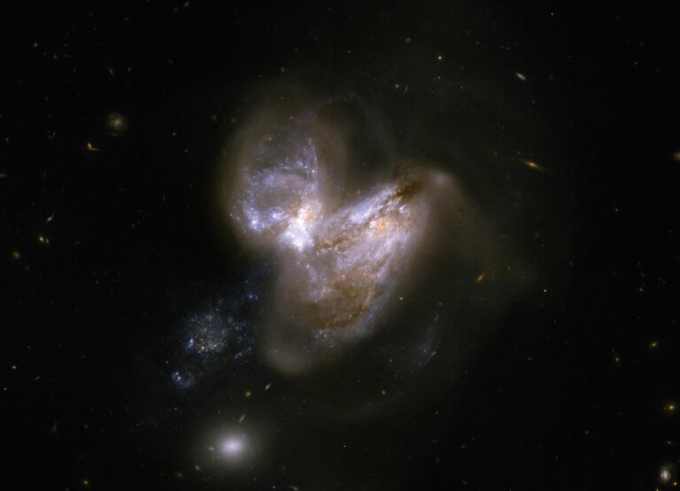 Teleskop Hubble’a uchwycił parę zderzających się galaktyk w gwiazdozbiorze Wielkiej Niedźwiedzicy