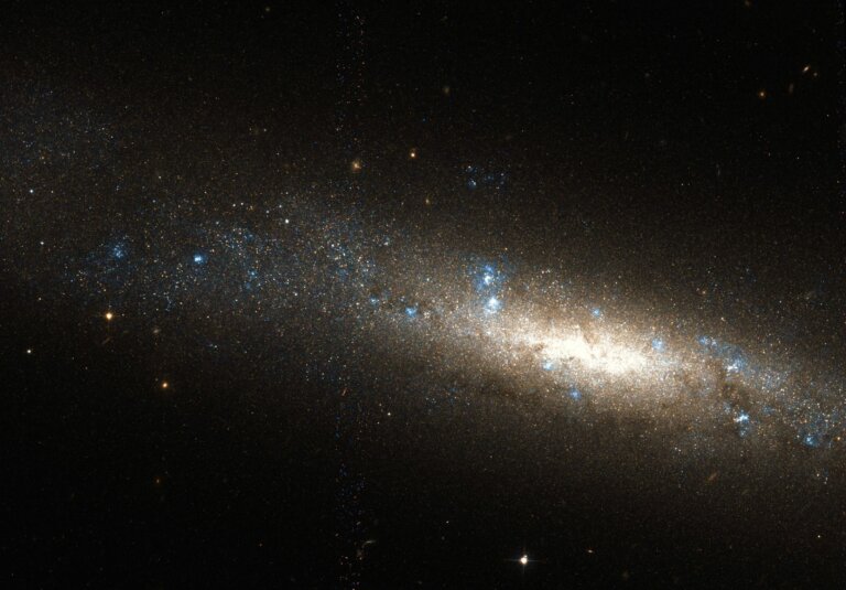 Teleskop Hubble’a uchwycił galaktykę spiralną z poprzeczką w gwiazdozbiorze Wielkiej Niedźwiedzicy