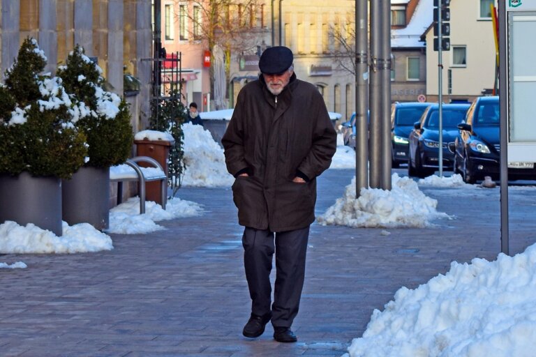 Demencja to nie tylko choroba osoby nią dotkniętej, to także codzienne wyzwanie dla rodzin, które bez systemowego wsparcia muszą mierzyć się z dezorientacją swoich bliskich czy epizodami błądzenia.