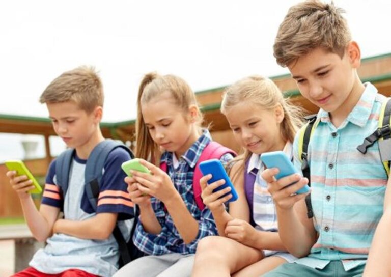 brak wdrożenia zakazu smartfonów w szkołach