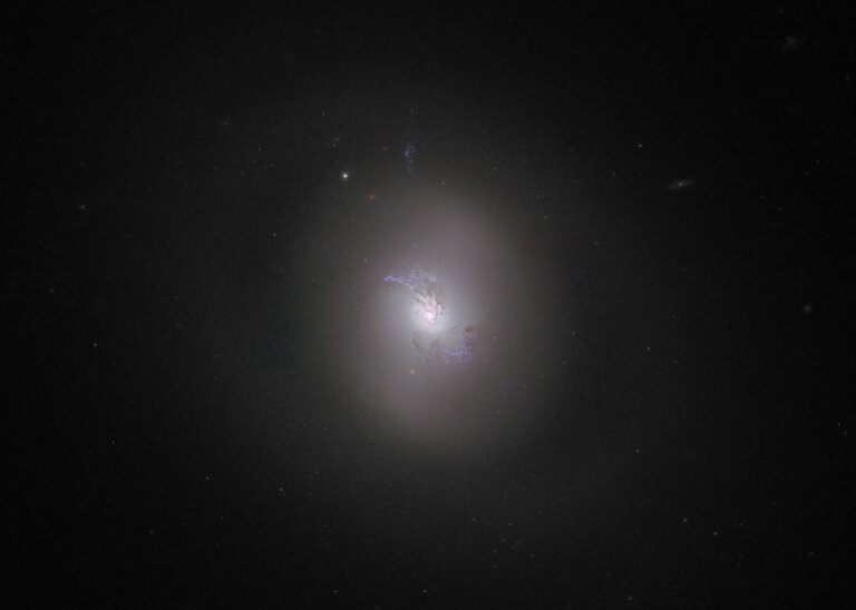 Astronomowie wykonali obserwacje galaktyki soczewkowatej w gwiazdozbiorze Wielkiej Niedźwiedzicy