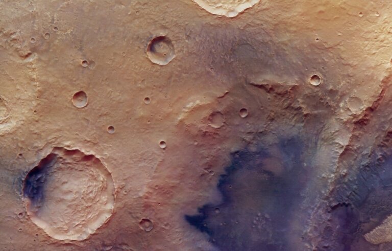 Orbiter Mars Express uchwycił kratery na Marsie