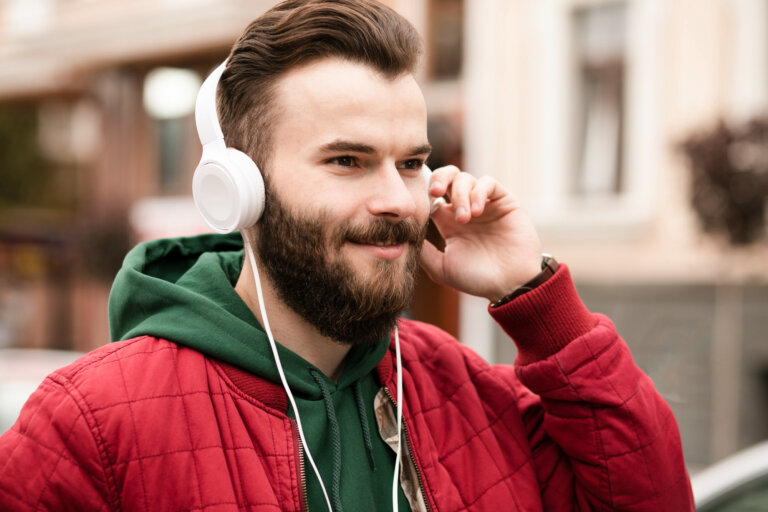 Wielki powrót klasyki. Dlaczego w dobie przebodźcowania szukamy ratunku w literaturze audio?